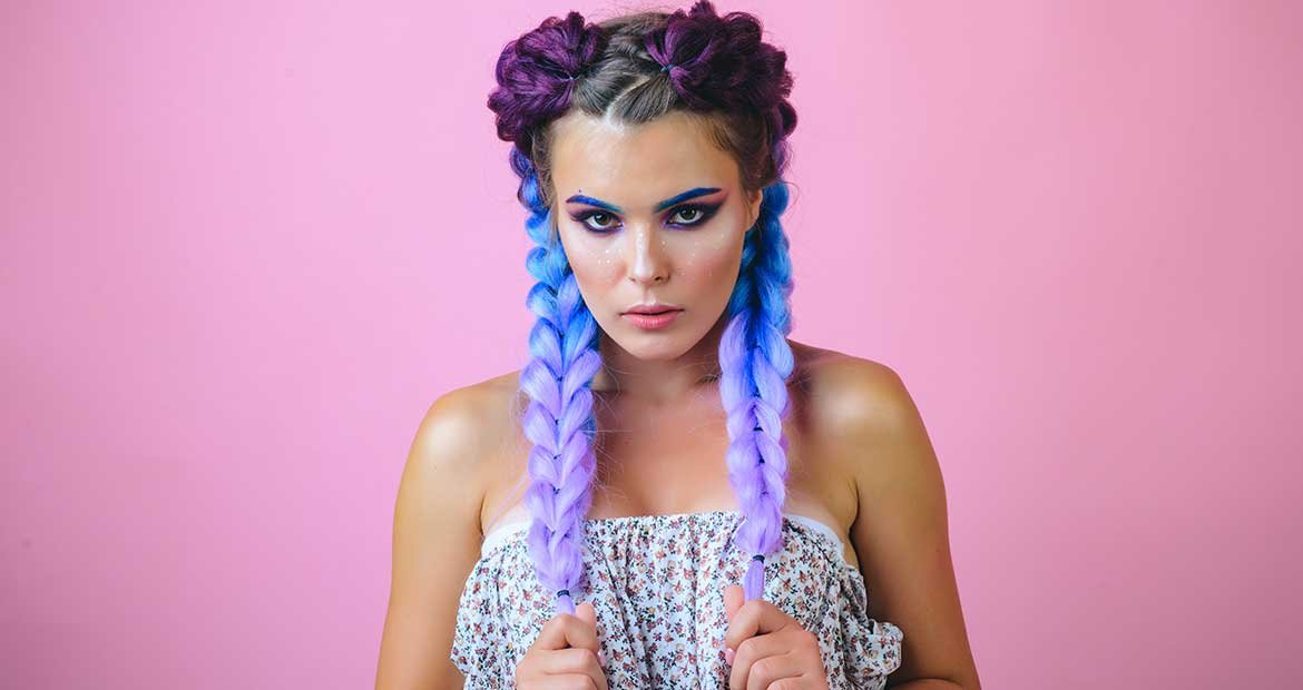 Mulher Com Cabelo Trancado E Colorido Toda Maquiada